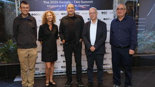בתמונה מימין לשמאל: פרופ' ישי מנצור, ראש המרכז לבינה מלאכותית (TAD) באוניברסיטת תל אביב, פרופ' אריאל פורת, נשיא אוניברסיטת תל אביב, פרופ' יוסי מטיאס, סגן נשיא Google וראש Google Research, פרופ' טובה מילוא, דקאנית הפקולטה למדעים מדוייקים באוניברסיטת תל אביב, פרופ' אבינתן חסידים, סגן נשיא Google Research