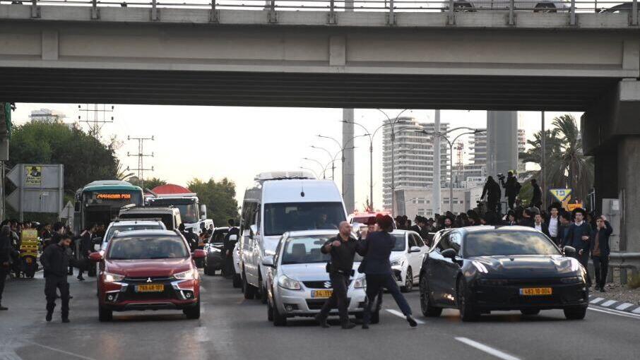 Police arrest a protester blocking Route 4 (Photo: Yair Sagi) הפגנת חרדים קיצוניים בכביש 4, בני ברק