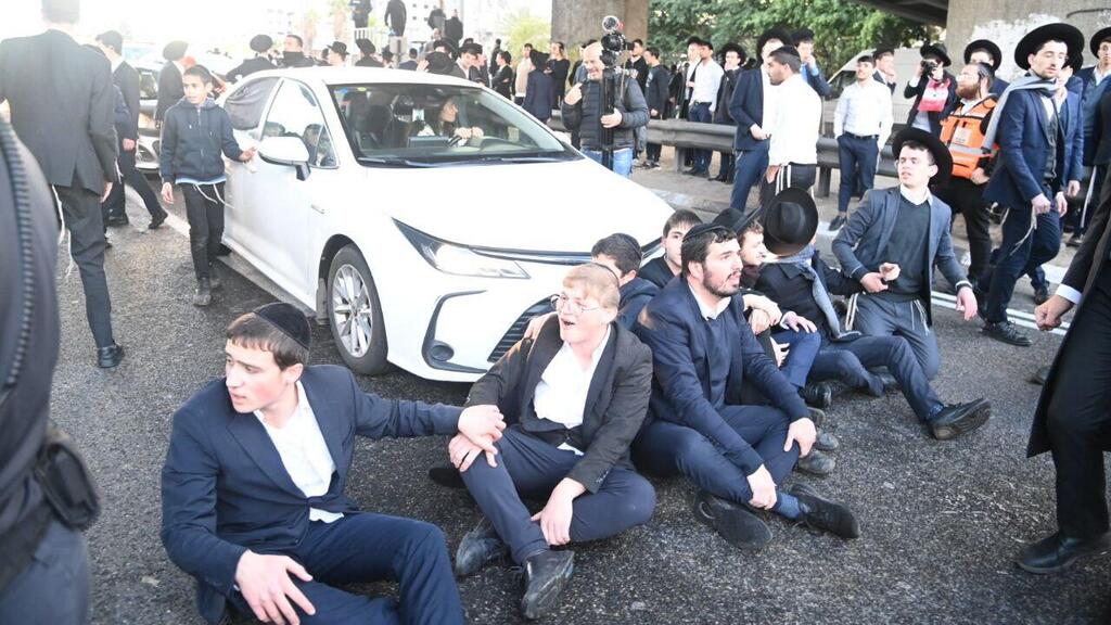 Haredi protesters against IDF enlistment block cars on Route 4 (Photo: Yair Sagi) הפגנת חרדים קיצוניים בכביש 4, בני ברק