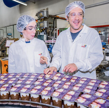 שירה ועידן  אלתרמן במחלבת  שטראוס באחיהוד.  תוקפים את  סוגיית המילקי  מזוויות שונות |  צילומים:  ליאת לרנר