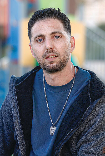 "אני קם בבוקר, וחי משעה לשעה, עם זיכרונות של מוות, מנהרות ומחבלים". עדיין לא שלם