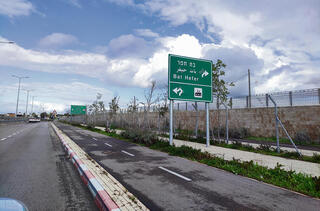 הגדר ליד בת חפר. 300 מטר משם ומגיעים לשוויכה