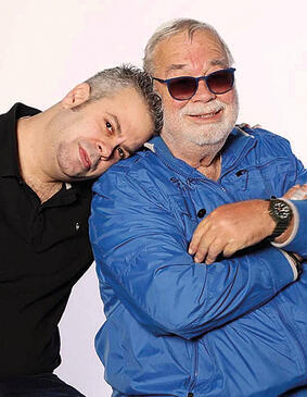 עם בנו רועי.  "אנשים  עוצרים אותי  ברחוב"