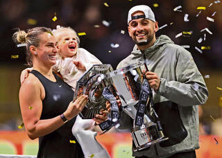 קיריוס עם סבאלנקה ובתה מרוצים בסיום המשחק