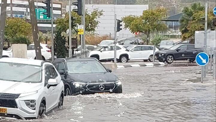 Heavy flooding in Haifa (Photo: United Hatzalah Carmel) שיטפון בחיפה