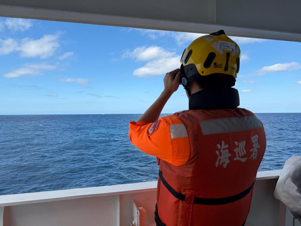 A Taiwan Coast Guard officer watches a Chinese military exercise in 2025 (Photo: Taiwan Coast Guard/Handout via REUTERS) איש משמר החופים של טייוואן צופה על התרגיל של צבא סין
