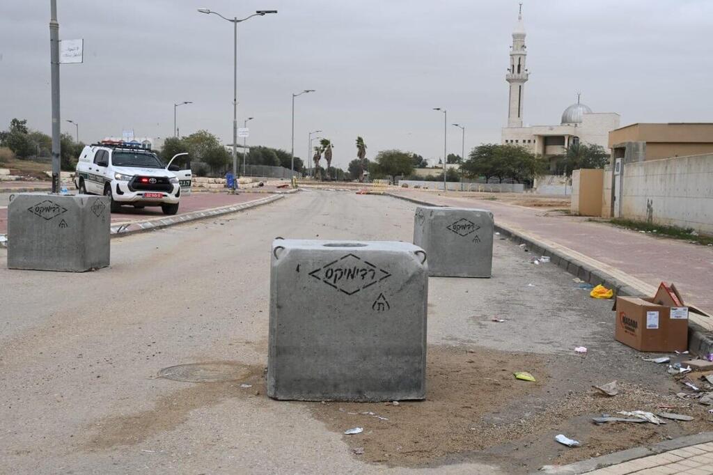 Entrances blocked (Photo: Herzl Yosef) בטונדות בכניסה לישוב תארבין
