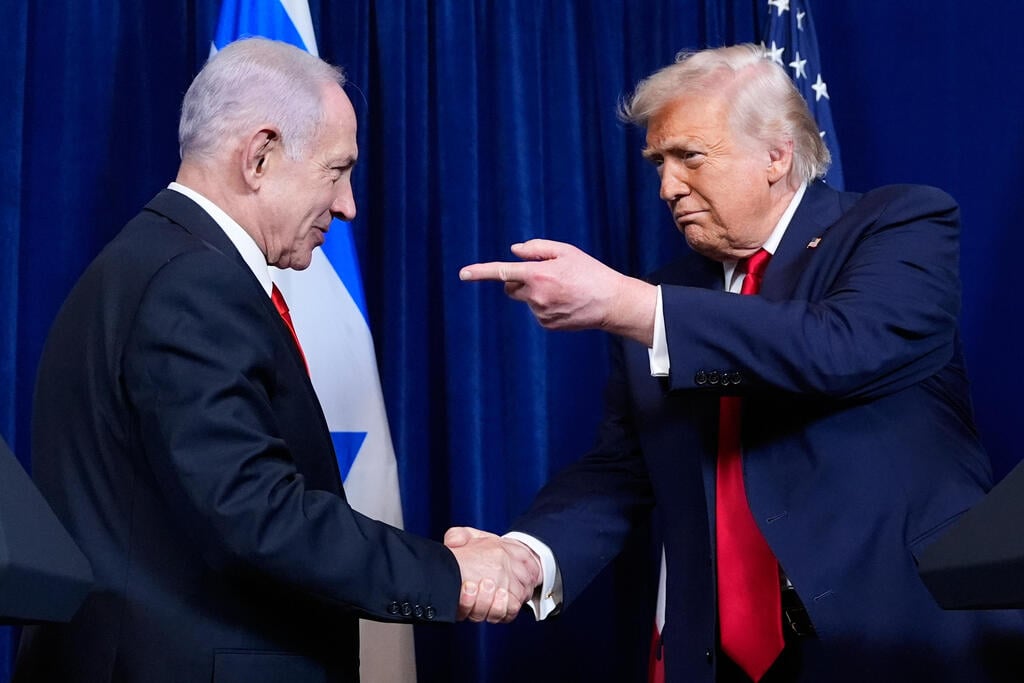 "אם אני אומר לו לעשות משהו, הוא עושה אותו". טראמפ על נתניהו (צילום: AP Photo/Alex Brandon) רה"מ נתניהו ו דונלד טראמפ ב מסע"ת ב מאר א-לאגו