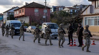 Turkish gendarmerie special forces team leaves the site where Turkish security forces launched an operation on a house believed to contain suspected Islamic State terrorists, and where, according to state media, seven officers were wounded in a clash, in Yalova province, Turkey, December 29, 2025 