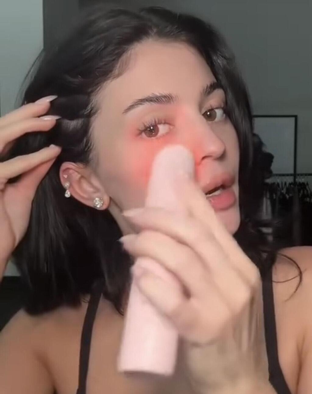 קיילי ג'נר מדגימה שימוש בגאדג'ט בוסטר פרו שמשפר ספיגת קרמים