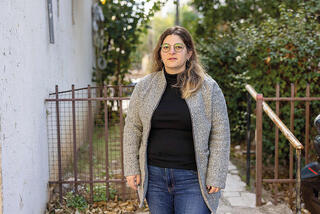 "אם הייתי מתעקשת על דירה עם ממ"ד או על בניין שיש בו מקלט תקין ומתוחזק, זה היה עולה הרבה יותר". זיבלי סמוך לדירתה החדשה