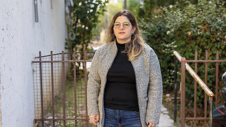 "אם הייתי מתעקשת על דירה עם ממ"ד או על בניין שיש בו מקלט תקין ומתוחזק, זה היה עולה הרבה יותר". זיבלי סמוך לדירתה החדשה