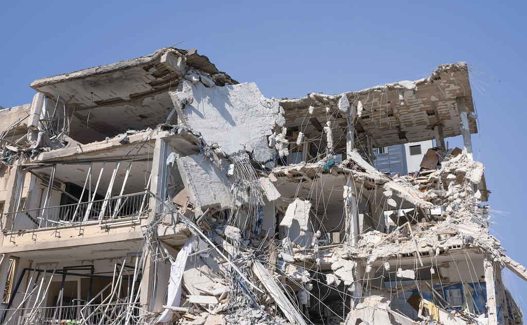 "לא היה לאן לחזור, זה נראה כמו אתר בנייה". הבניין שנפגע ברחוב תרצה