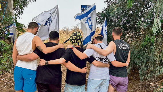 חמשת החברים, בנקודה האחרונה בה נצפה מציגים את הקעקוע המשותף לזכרו. חבריו של רני בנקודה האחרונה בה נצפה