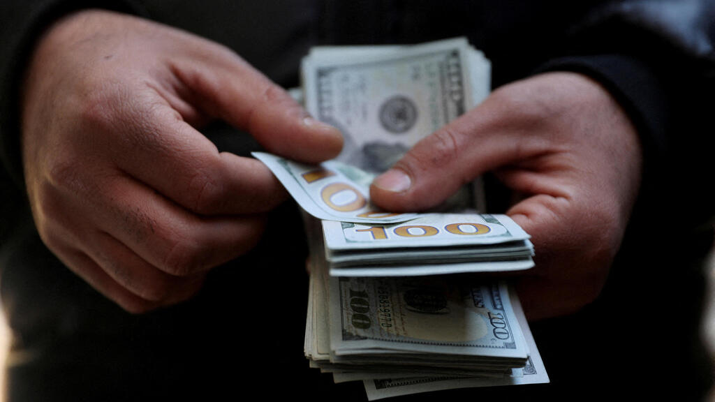 טהרן איראן איש מחזיק שטרות של דולרים