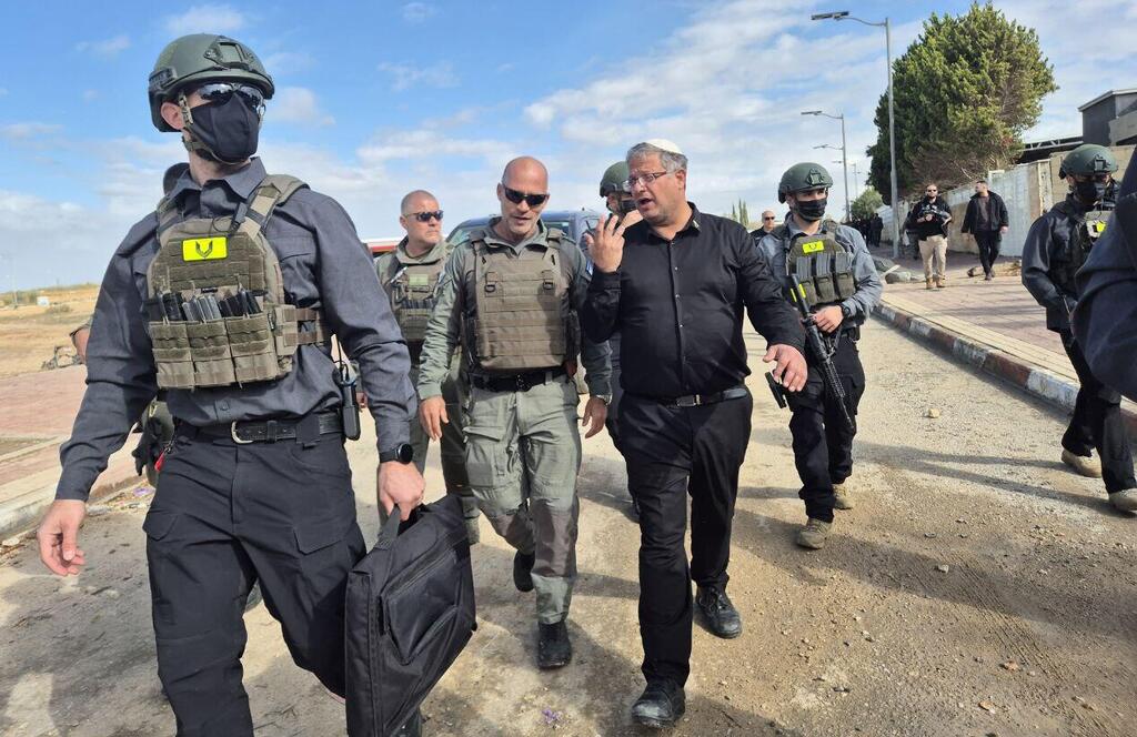 National Security Minister Itamar Ben-Gvir in Tarabin (Photo: Ilana Curiel) איתמר בן גביר עם נחשון נגלר