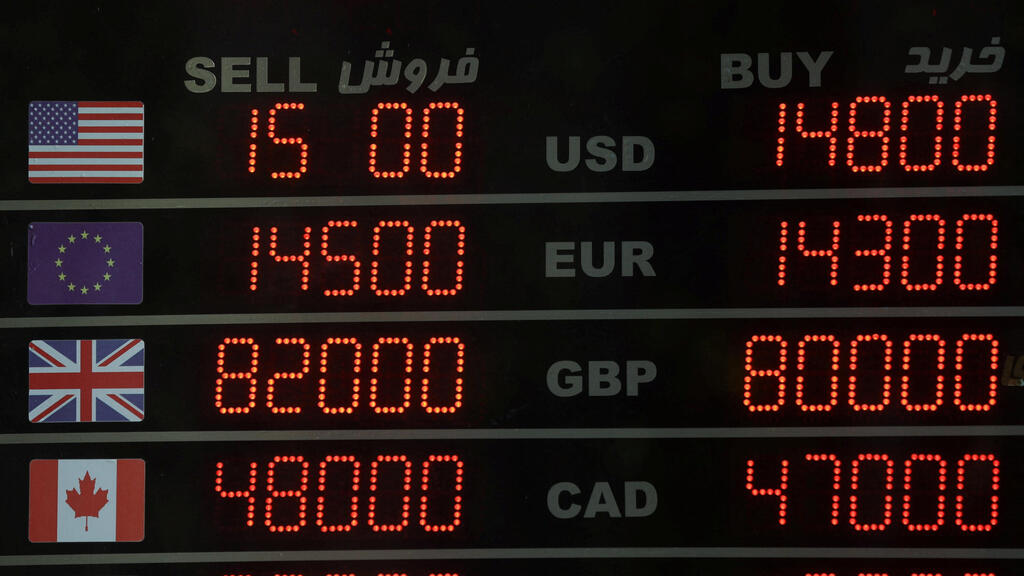 Exchange rates at stalls in Tehran (Photo: Majid Asgaripour/WANA (West Asia News Agency) via REUTERS ) טהרן איראן