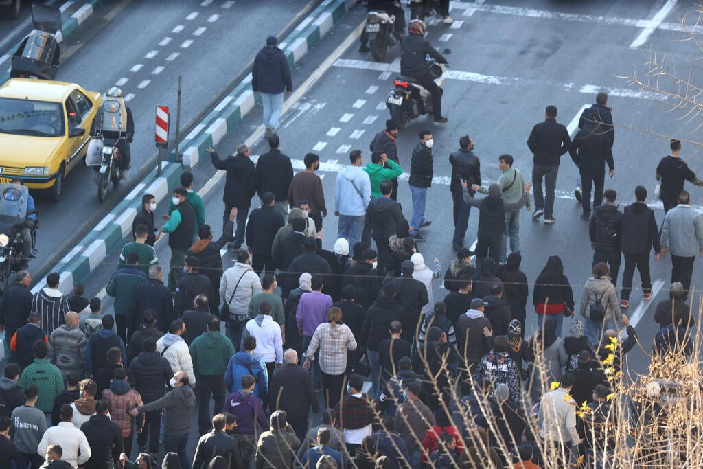 Iranians take to the streets in protests of the deteriorating economic situation (Photo: HANDOUT / FARS NEWS AGENCY / AFP) מפגינים ב טהרן איראן נגד המצב הכלכלי