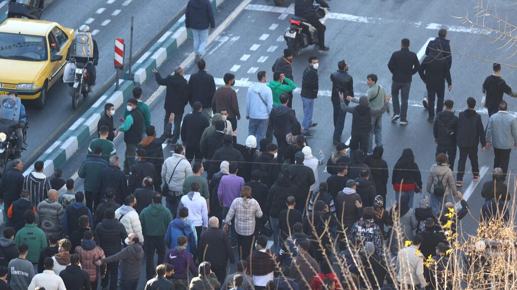 Protesters in Iran (Photo: HANDOUT / FARS NEWS AGENCY / AFP) מפגינים ב טהרן איראן נגד המצב הכלכלי