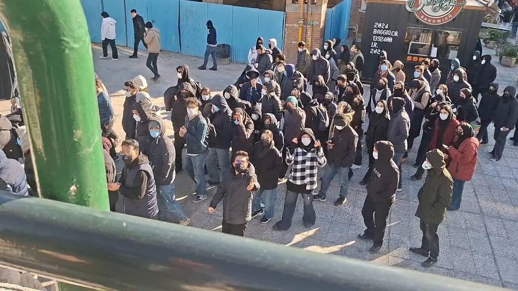 Students protest against the government at Yazd University this week המחאה של סטודנטים באוניברסיטת יזד