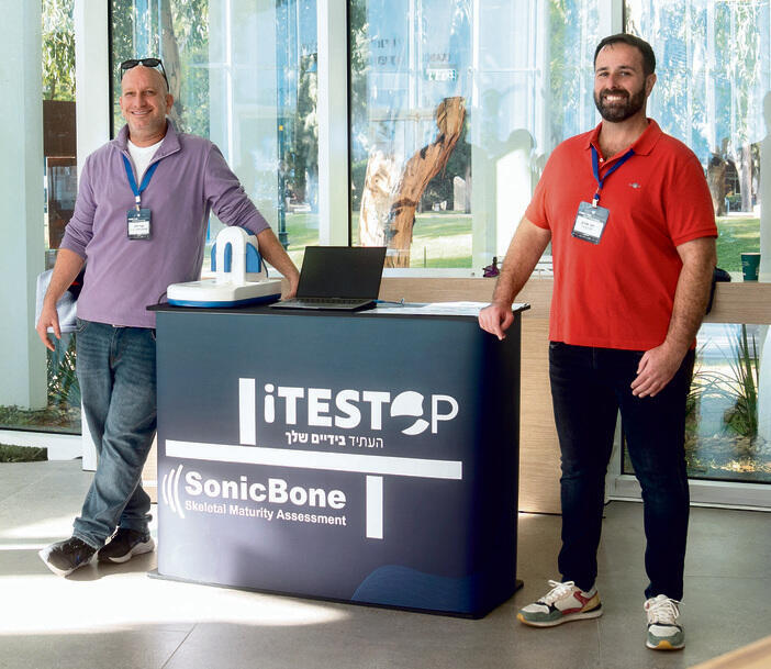 יבואן הטכנולוגיה חגי אורון (מימין)  והממציא אורי לוין