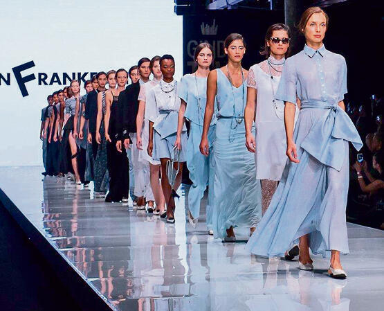 מתוך התערוכה:  פרנקפורט, .2015 תצוגה של  "השתמשתי  באופנה כדי לספר  את סיפורה של  הארץ הזאת"