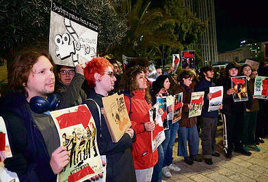 ההפגנה בחוץ. "לא רב עם אף אחד", אמר זוהר