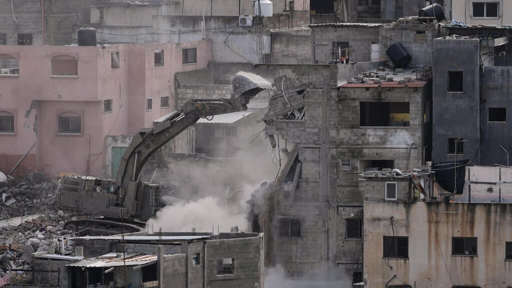 Destruction of buildings in Nur a-Shams (Photo: Majdi Mohammed/AP) נור א-שמס
