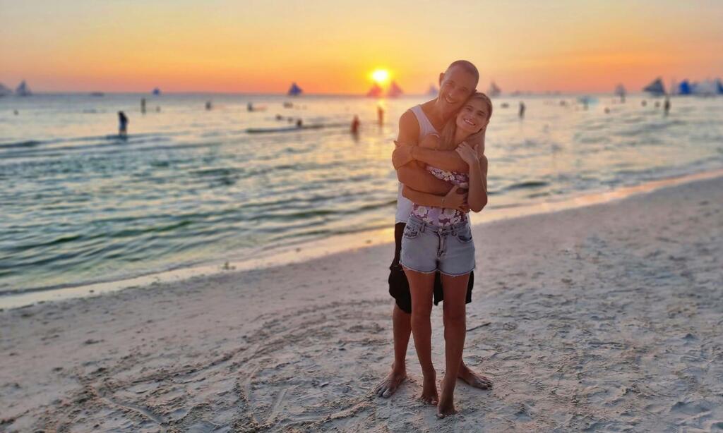 אין אושר, יש שביעות רצון. אריק רוזנטל ואשתו, אפרת (צילום: אלבום ביתי) אריק רוזנטל ואשתו, אפרת