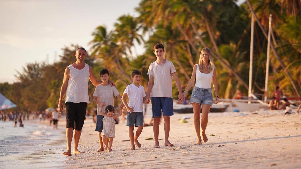 היינו בגן עדן. אריק רוזנטל ומשפחתו בקופנגן (צילום: אלבום ביתי) אריק רוזנטל ומשפחתו