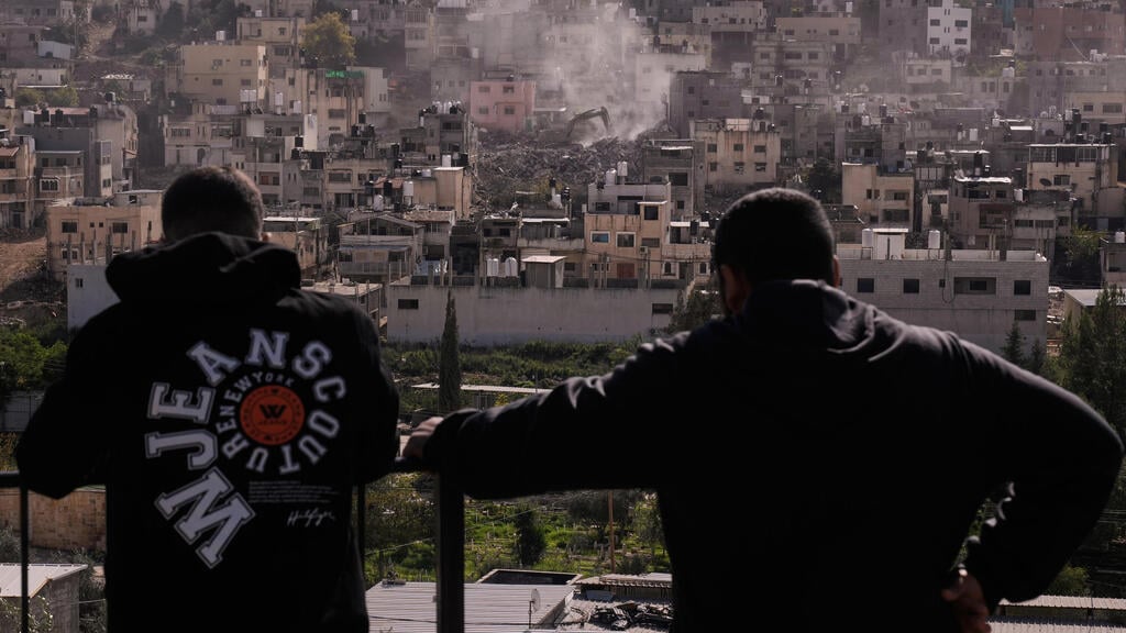 Watching homes being destroyed in Nur al-Shams (Photo: Majdi Mohammed/AP) נור א-שמס