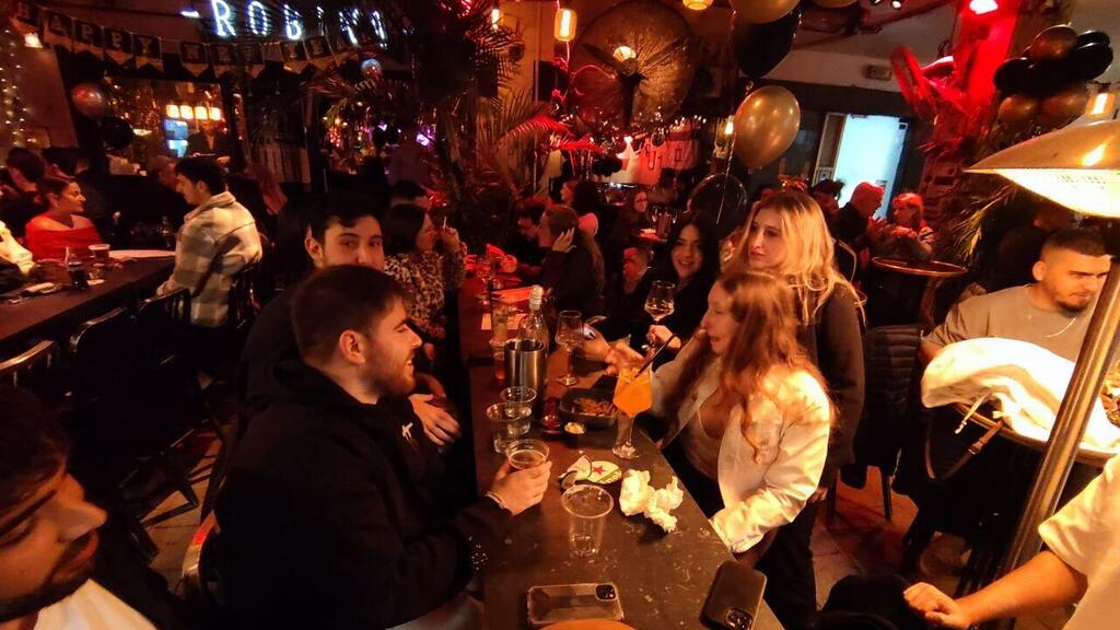 Crowded bar in Tel Aviv on New Year's Eve (Photo: Lior Sharon) חגיגות השנה החדשה בתל אביב
