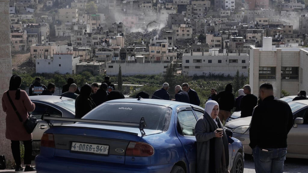 Residents of Nur al-Shams gather as buildings are demolished (Photo: Majdi Mohammed/AP) נור א-שמס
