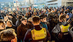 החוסכים דורשים תשובות (CHRISTOPH REICHWEIN, AFP) החוסכים דורשים תשובות