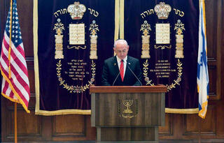 "בגלל הרוח". נתניהו בבית הכנסת שול בפלורידה | צילום: איתמר אייכנר