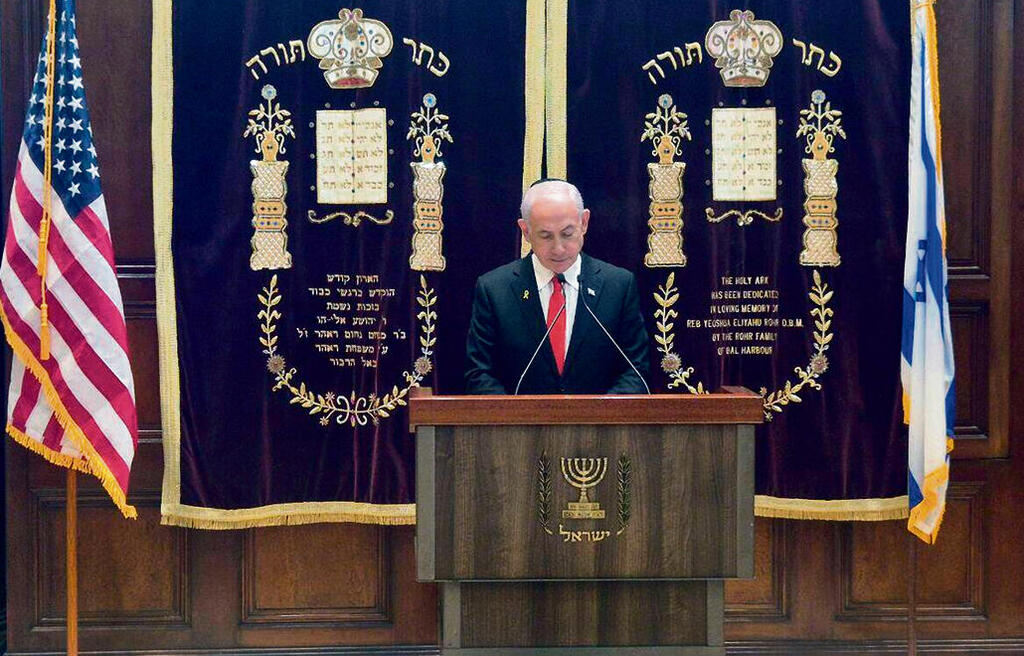 "בגלל הרוח". נתניהו בבית הכנסת שול בפלורידה | צילום: איתמר אייכנר