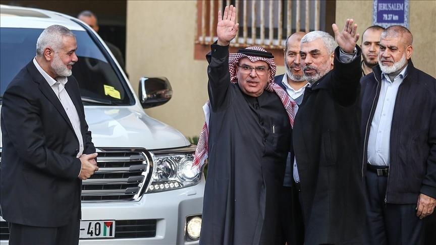 Al-Emadi alongside Yahya Sinwar and Ismail Haniyeh (Photo:Anadolu Agency) מוחמד אל עמאדי יו"ר הוועדה הקטארית לשיקום רצועת עזה