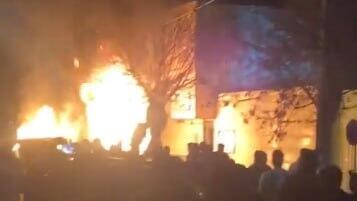 איראן הפגנות נגד המשטר אש בוערת ב תחנת המשטרה ב אזנה