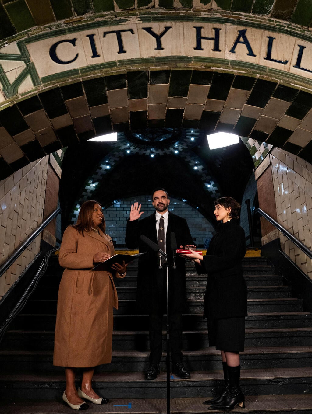 sworn in on the Quran during a small, late night ceremony (Photo: Amir Hamja/ Reuters) ראש העיר ניו יורק זוהראן ממדאני נשבע אמונים בטקס פרטי בתחנת רכבת נטושה בעיר