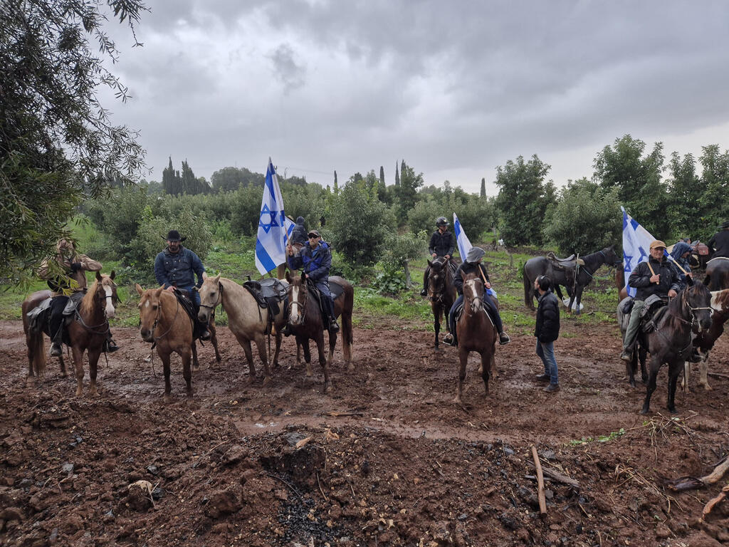 רוכבי סוסים מכל הארץ הגיעו להלווייתה של אביב כשהם מניפים דגלי ישראל (צילום: נחום סגל ) מתאספים למסע ההלוויה של אביב מאור ז"ל, שנרצחה בפיגוע בתל יוסף