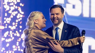סגן נשיא ארצות הברית ג'יי.די ואנס וואלמנתו של צ'ארלי קירק, אריקה, בוועידת TPUSA