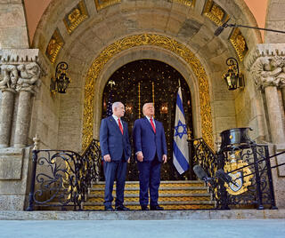 טראמפ ונתניהו באחוזתו של הנשיא בפלורידה, השבוע. "בסוגיית איראן, ישראל קיבלה את מבוקשה על מלא" | צילום: אי-פי, Alex Brandon