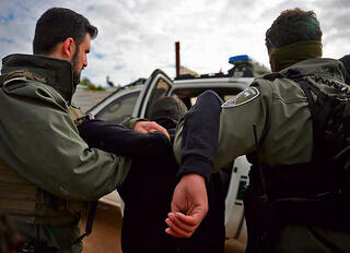 מעצר חשוד בתראבין, השבוע. המבצע היה בעיקר הצגת ראווה של השר, הפתרון להפקרת הנגב אמור להיות הוליסטי