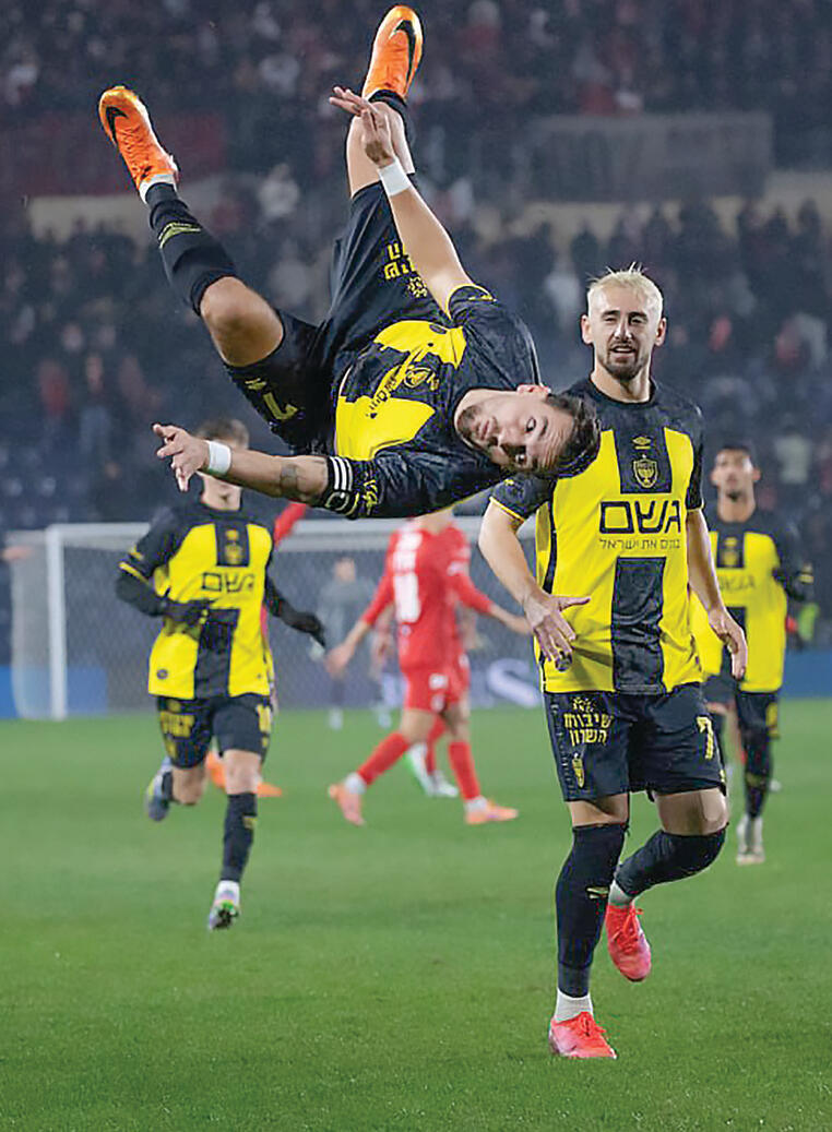 הפוך, שועה, הפוך. כובש השער בסלטת ניצחון