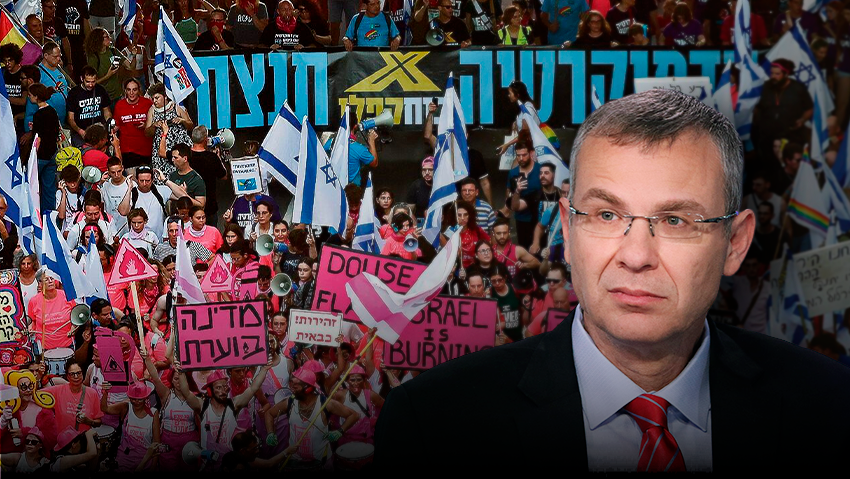 מאבק נטול פשרות. לוין על רקע אחת המחאות נגד המהפכה המשפטית (צילום: טל שחר, אבי מועלם) ההפגנות נגד המהפכה המשפטית