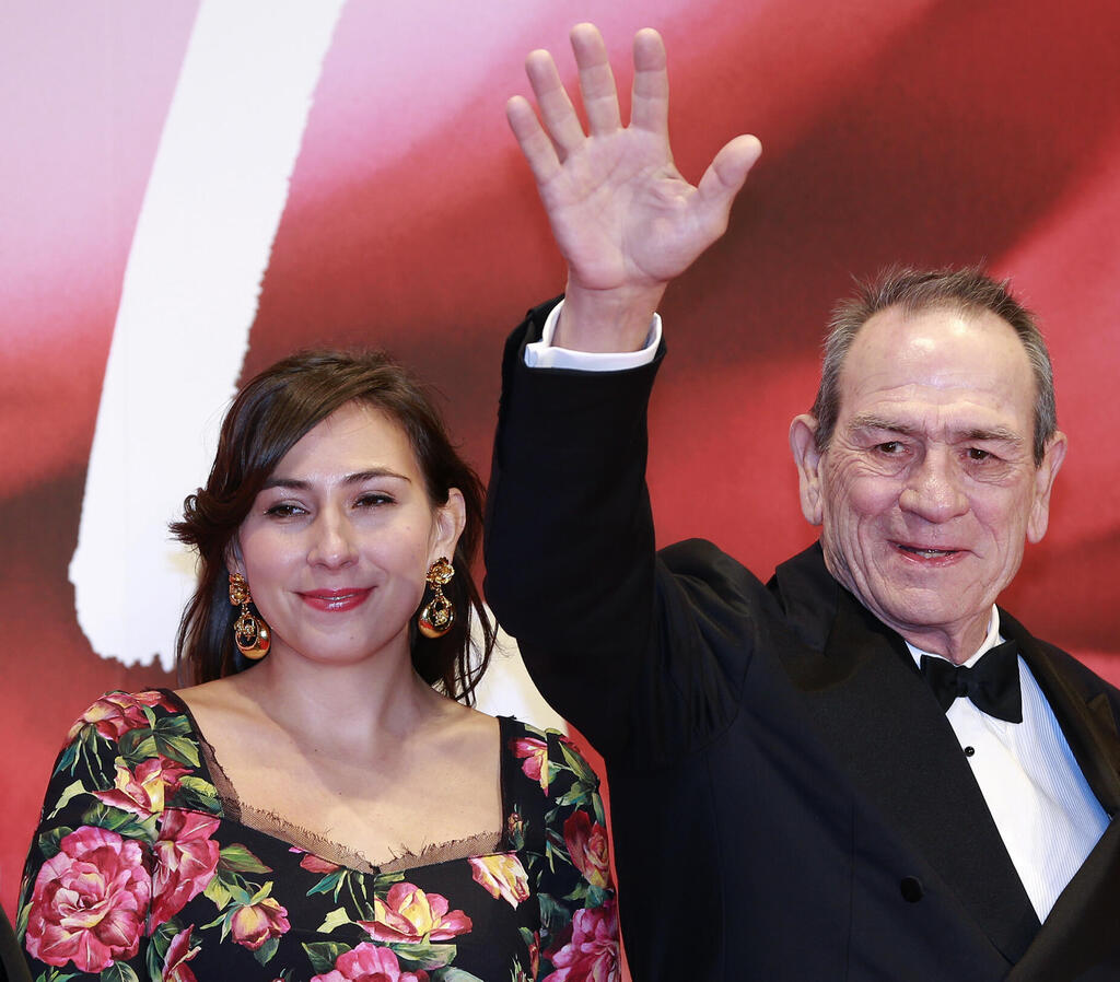 טומי לי ג'ונס עם בתו, ויקטוריה (משמאל)