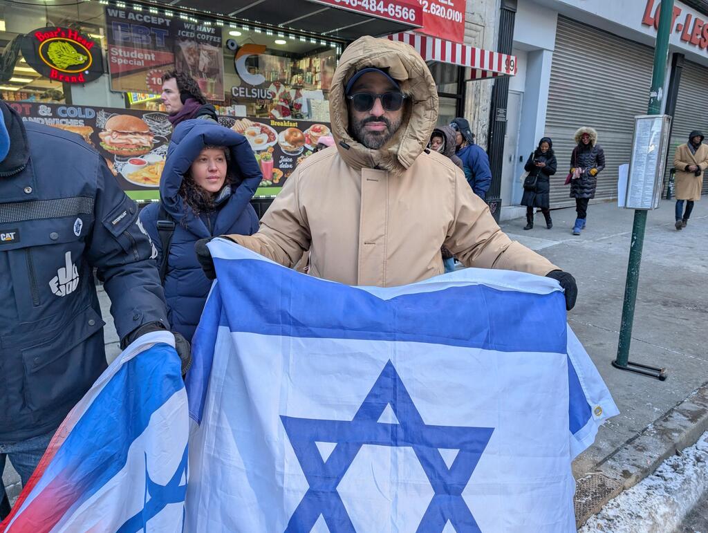 A small group of Israeli protesters making their presence felt (Photo: Amir Bogen) NY residents in downtown Manhattan for the inauguration Zohran Mamdani