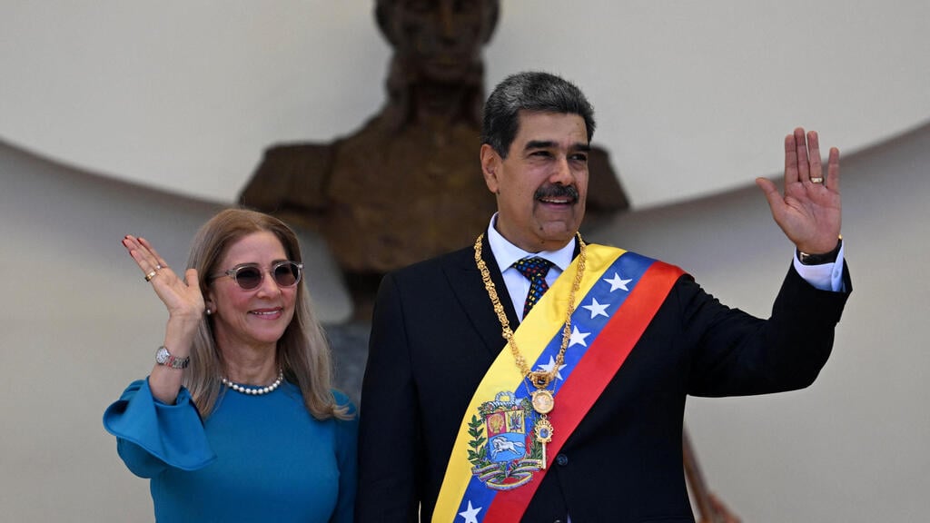 Maduro with his wife Cilia Flores, who, according to Trump, was also captured (Photo: Juan BARRETO / AFP) ניקולס מדורו ואשתו סיליה פלורס