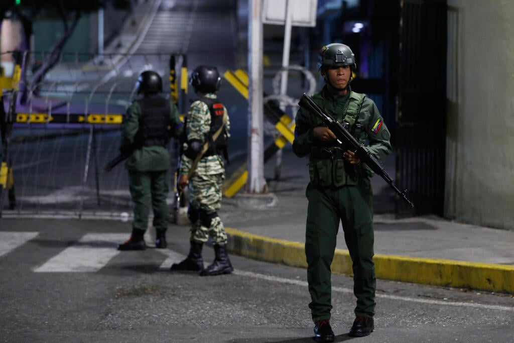 Security forces deployed outside the presidential palace in Caracas, Venezuela (Photo: AP Photo/Cristian Hernandez) אבטחה סביב מיראפלורס