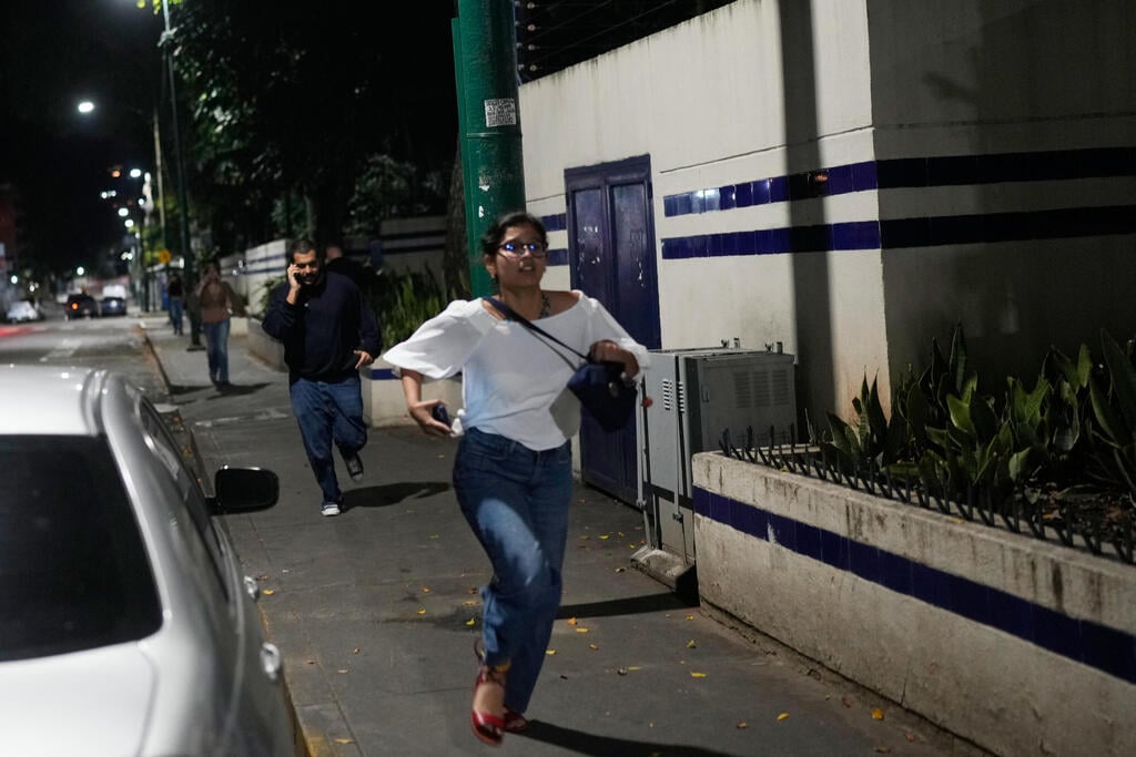 Panic in the streets of Caracas as US forces bombed the Venezuelan capital (Photo: AP Photo/Matias Delacroix) בהלה ברחובות קראקס